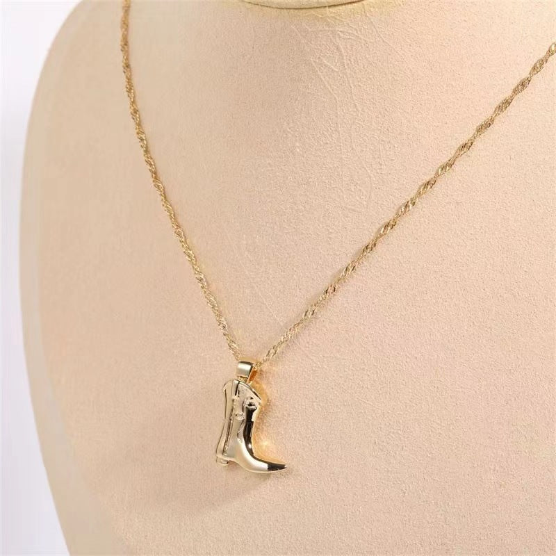 Collier pendentif bottines en denim classique pour femmes, avec pendentif en forme de bottine en jean, mode élégante et décontractée.