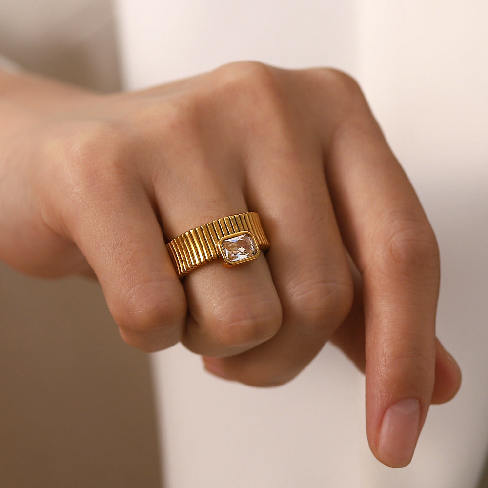 Bague carrée en diamant pour femmes, mode, non-fadée, design élégant, sertie de diamants brillants sur une fine bague en métal.
