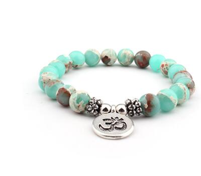 Bracelet de yoga artisanal en bijoux, accessoire de mode fait main, avec perles naturelles et design élégant.
