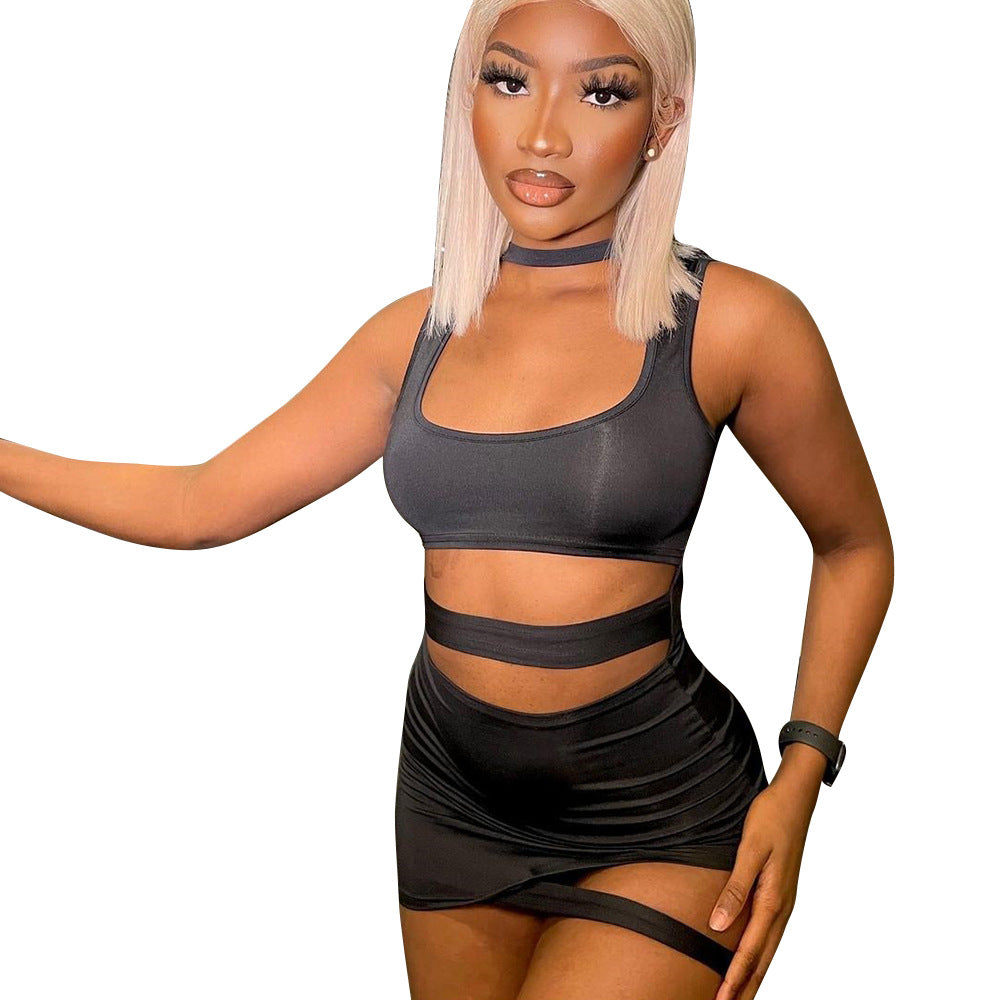 Robe courte sans manches pour femmes, style mini, en tissu léger, portée décontractée, vue de face.