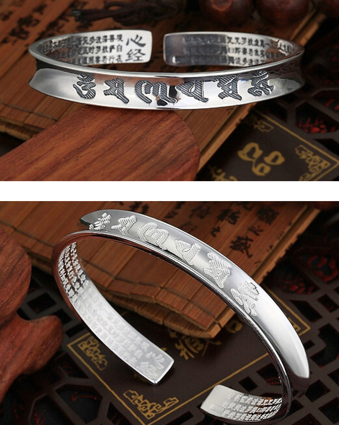 Bracelet en argent plaqué avec un mantra de six caractères, bijou élégant et minimaliste, porté sur le poignet.