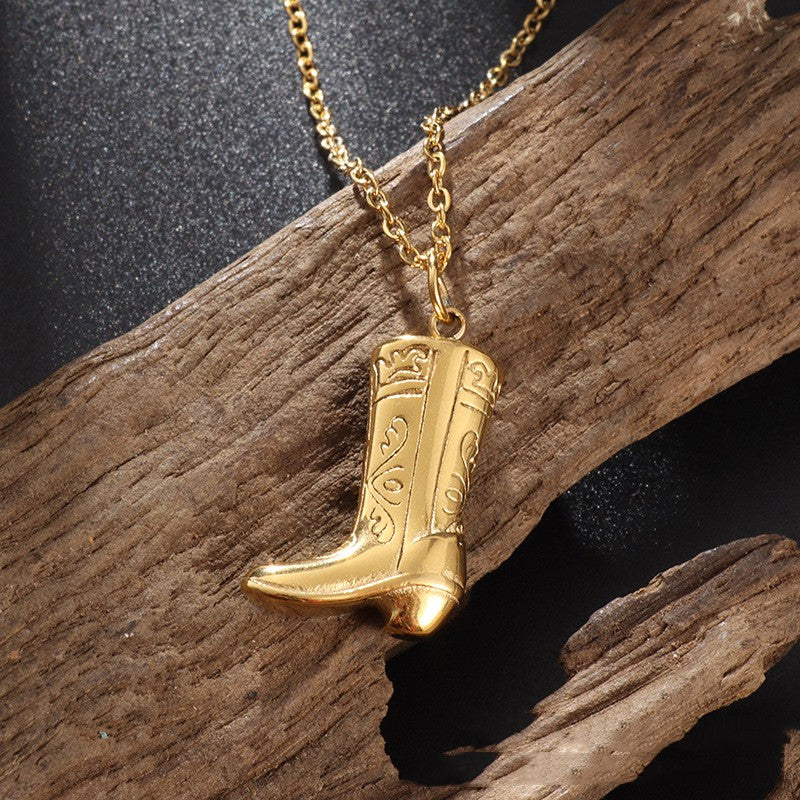 Collier pendentif bottines en denim classique pour femmes, bijou tendance en tissu denim avec motif de bottines.