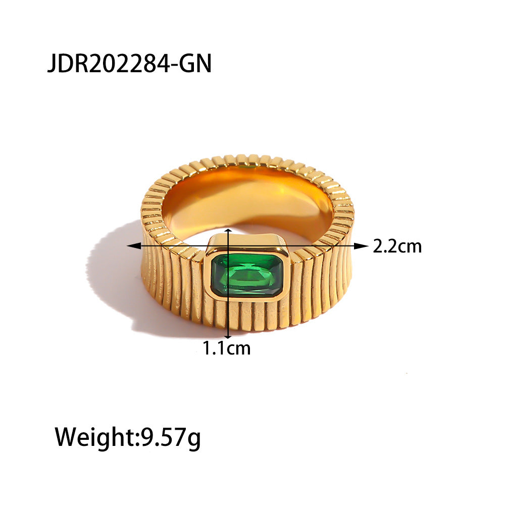 Bague femme en forme carré avec diamant brillant, bijou de mode durable, or blanc, porté sur doigt avec fond neutre.
