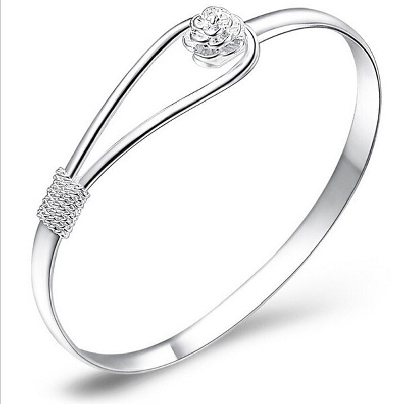 Bracelet en argent 925 plaqué de cerisier en fleurs, détail délicat et élégant, parfait pour un style raffiné et féminin.