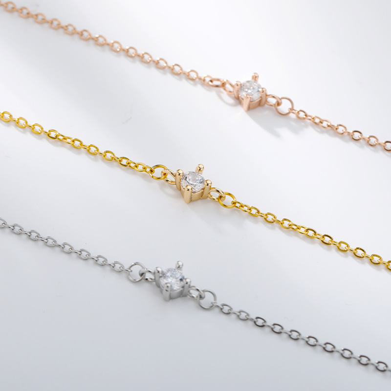 Bracelet pour femmes incrusté de diamants, orné de bijoux élégants, porté au poignet, avec un design sophistiqué et brillant.