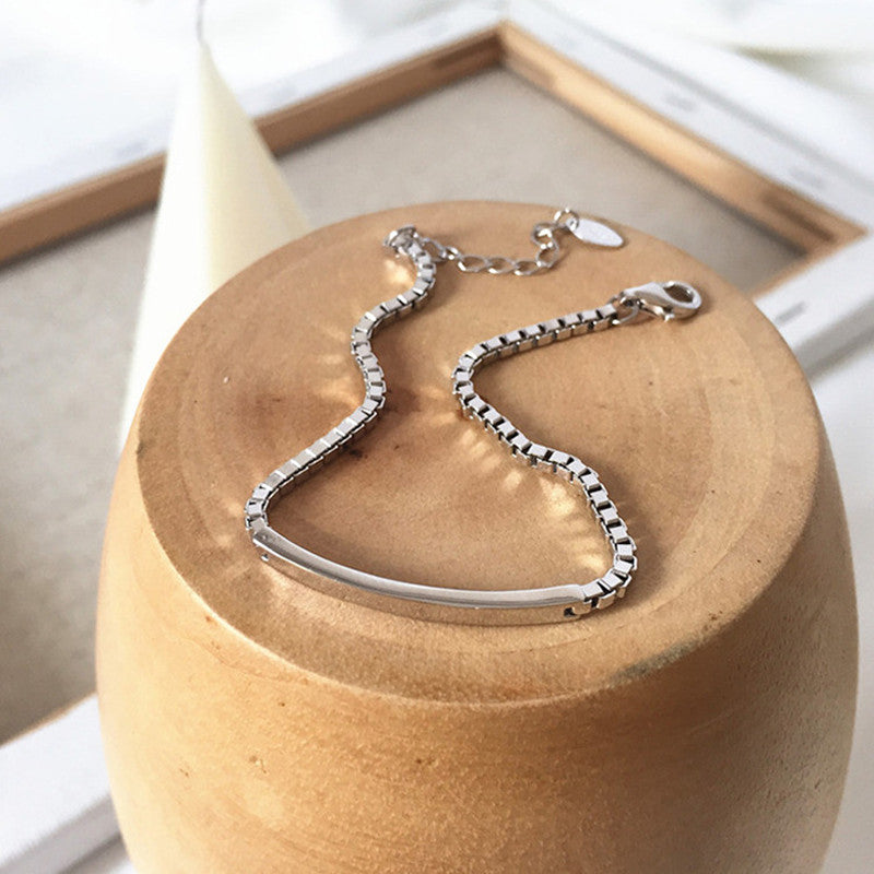 Bracelet en argent 925 pour femmes, chaîne minimaliste en boîte, bijou élégant et discret en argent brillant.