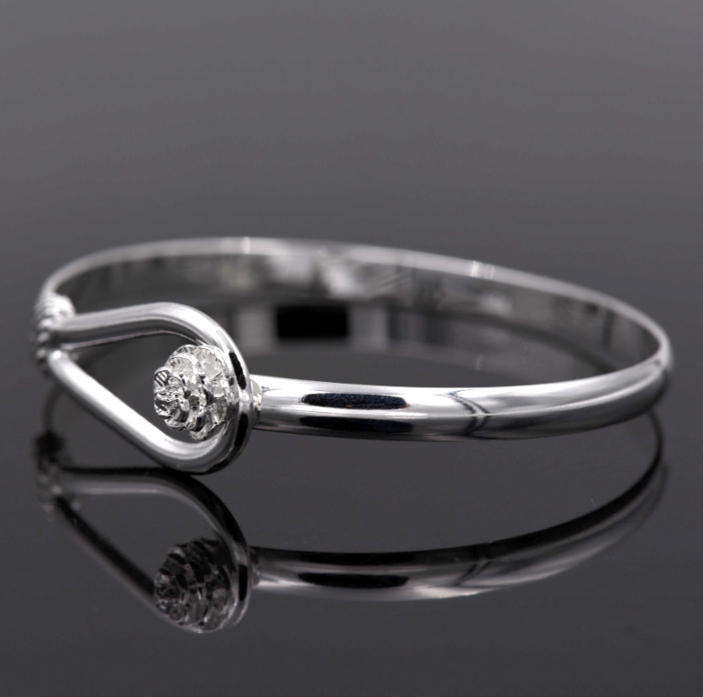 Bracelet en argent 925 plaqué de cerisiers en fleurs, bijou délicat et élégant, porté au poignet.