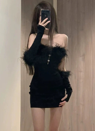 Robe longue en velours doré à manches longues pour femmes, coupe slim-fit, style élégant et sophistiqué.
