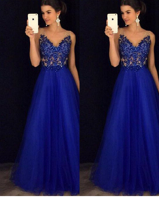 Robe longue élégante de mariage bleue de la marque MARKET DE PRODUITS DE BEAUTÉ & SANTÉ, détail de la robe en tissu fluide.