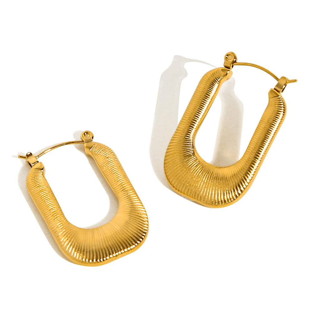 Boucles d'oreilles en acier titanium plaqué or avec croissant creux, style élégant et moderne.