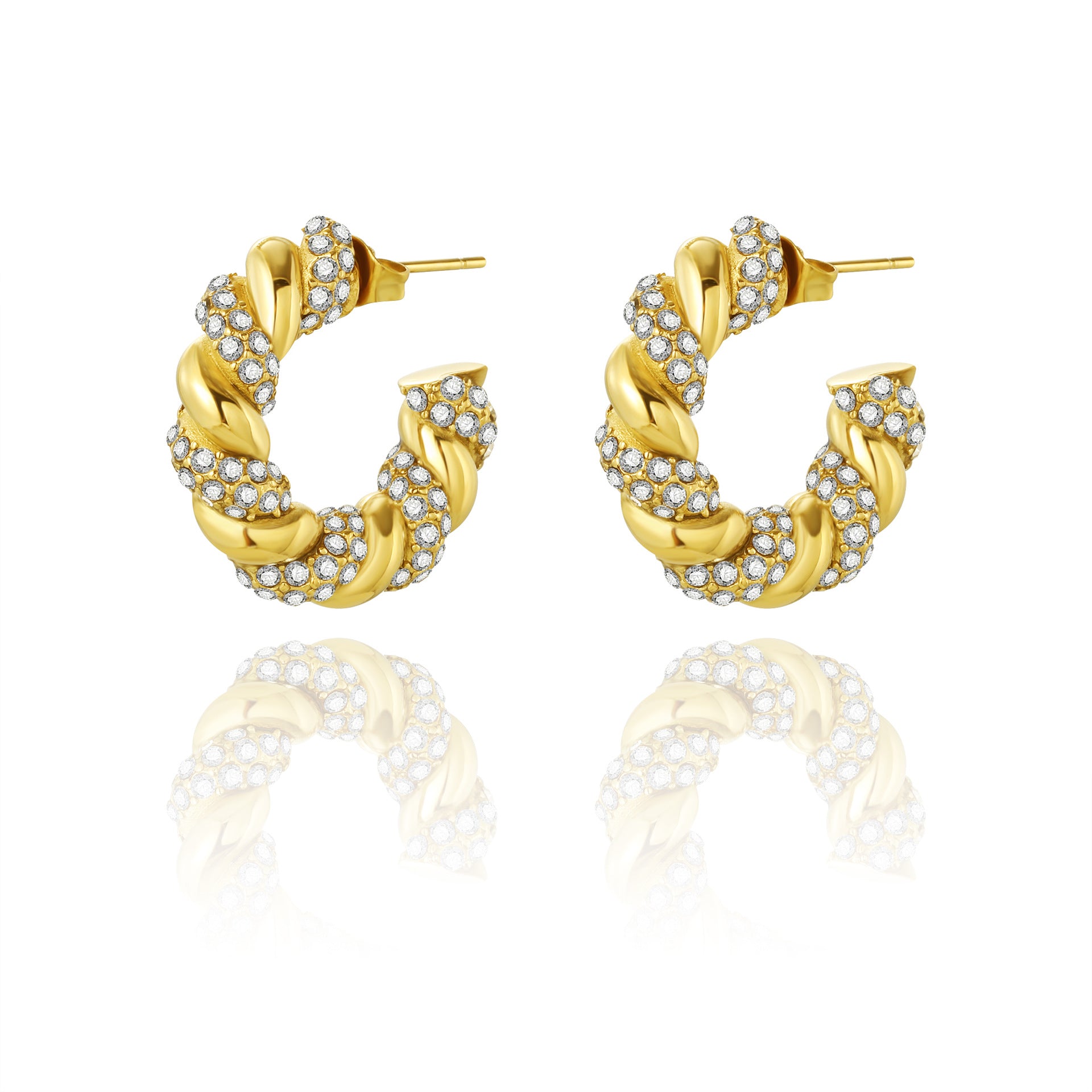 Boucles d'oreilles en acier titanium or plaqué en forme de croissant creux, élégantes et modernes, portées par un modèle.