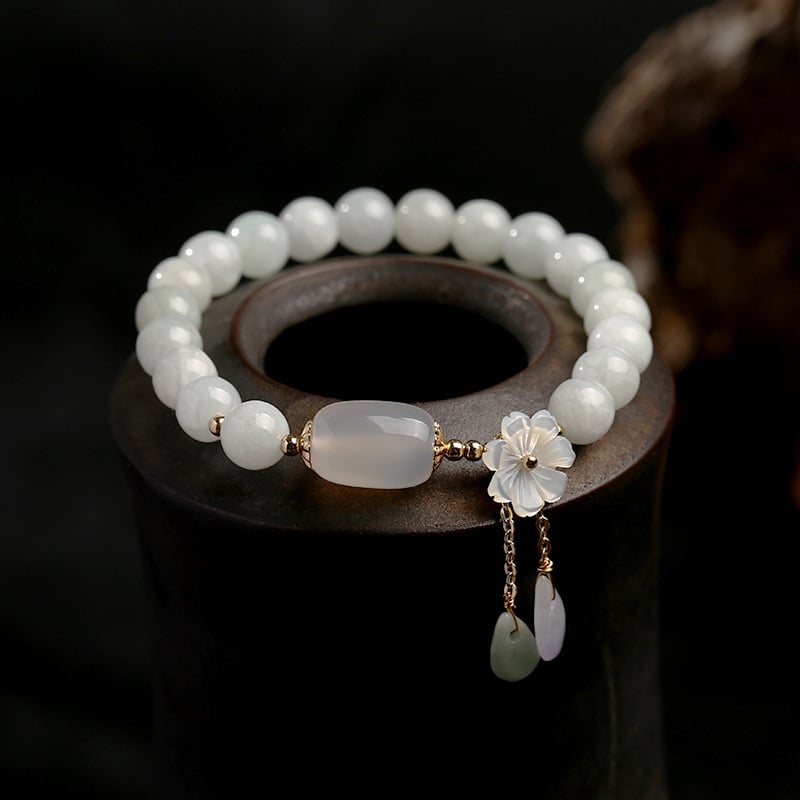 Bracelet en jade naturel avec motif de fleur en or 14 carats, bijoux élégant et délicat.