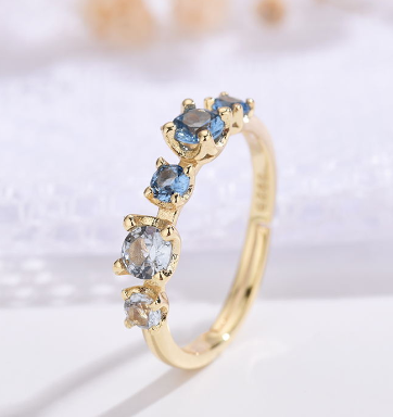 Bague en zircon bleu clair pour femmes, bijou élégant avec pierre brillante, classique et sophistiquée.