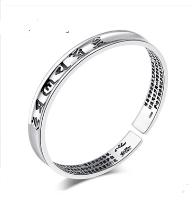 Bracelet en argent plaqué avec un mantra de six caractères, bijoux élégant et symbolique, porté au poignet.