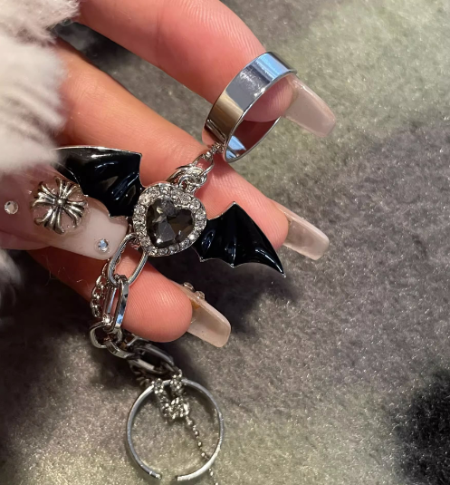 Bague pour femme avec pendentif en strass et motif d'amour, bijou élégant en or ou argent.