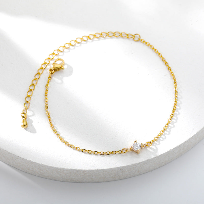 Bracelet pour femmes en or avec incrustations de diamants, style élégant et sophistiqué, montré porté sur le poignet.