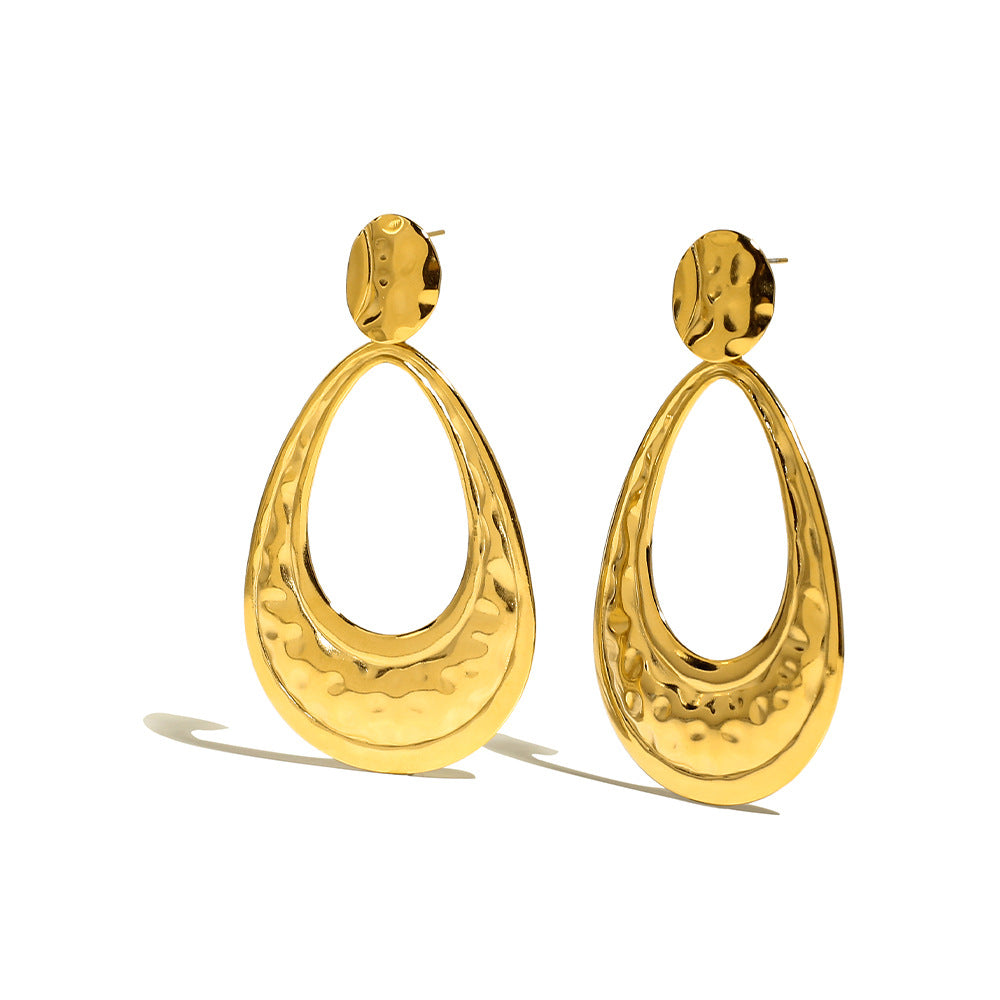 Boucles d'oreilles creuses en acier titanium plaqué or en forme de croissant, élégantes et modernes.
