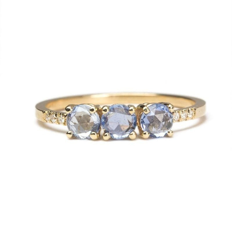 Bague en zircon bleu clair pour femmes, bijou élégant avec pierre brillante, orné d'une finition fine.