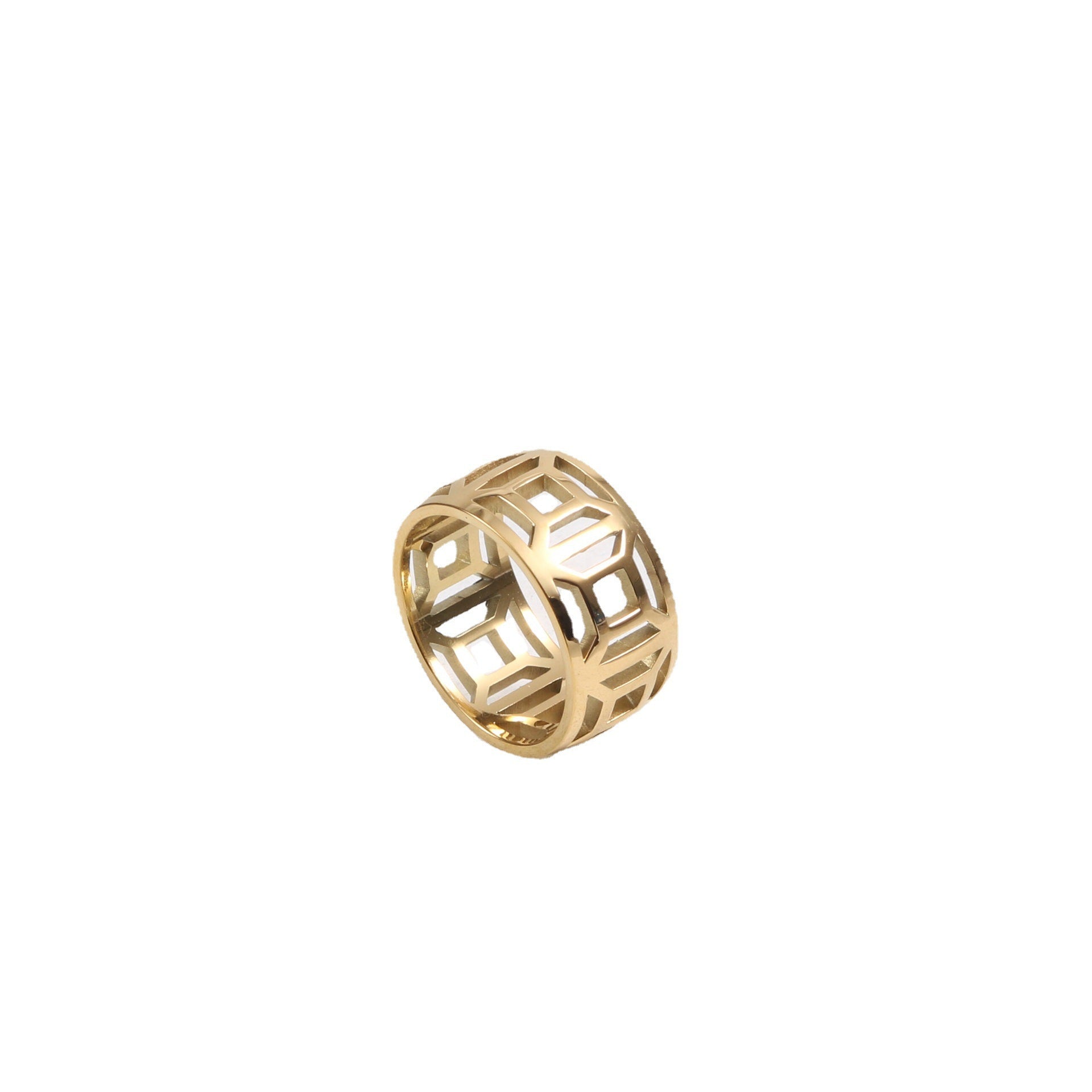 Bague en acier titanium plaqué or avec motif en grille creuse, bijou élégant et moderne.