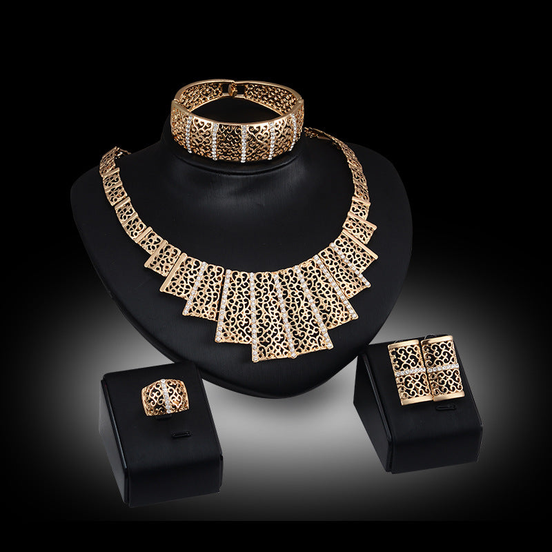 Ensemble de bijoux de mariage de 4 pièces avec colliers et boucles d'oreilles en or et perles, parfait pour une mariée.