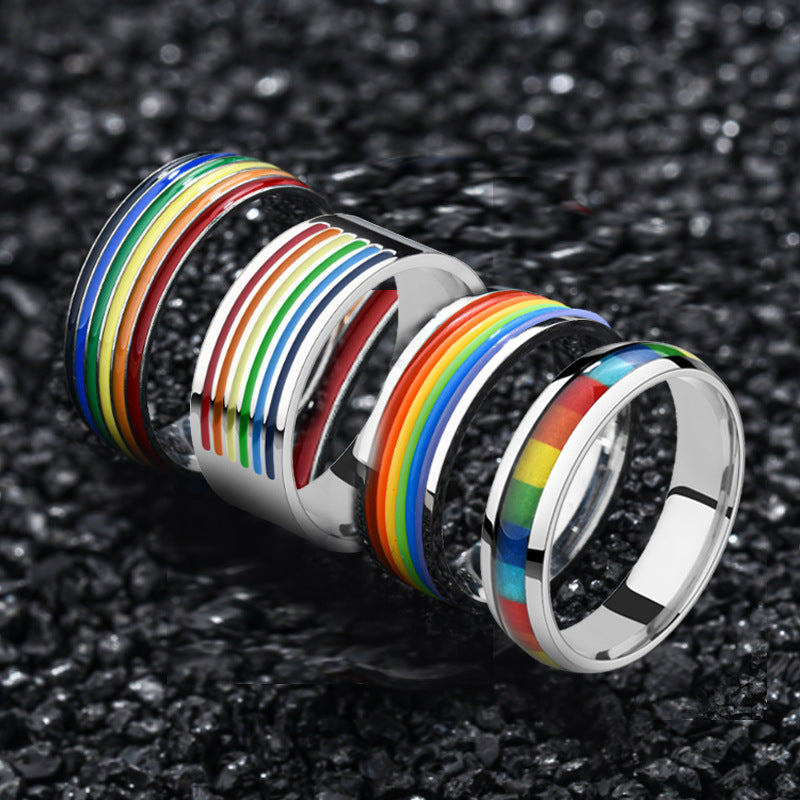 Anneau bouclé en acier inoxydable arc-en-ciel bisexuel avec drapeaux colorés, symbole de fierté et diversité.