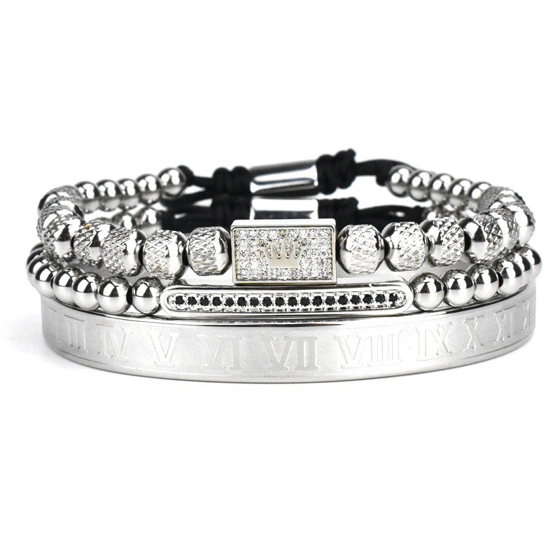 Bracelet en acier inoxydable pour homme avec numéros romains, design élégant et moderne, porté au poignet.