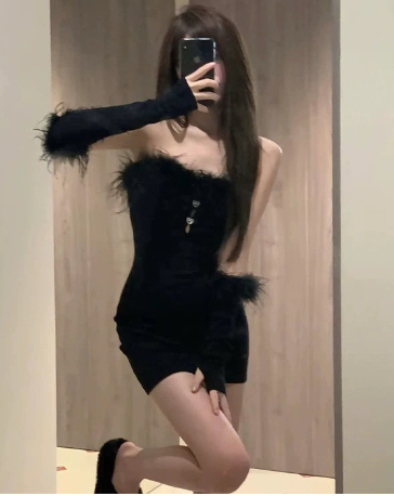 Robe longue en velours doré à manches longues pour femmes, coupe slim-fit, élégante et raffinée.