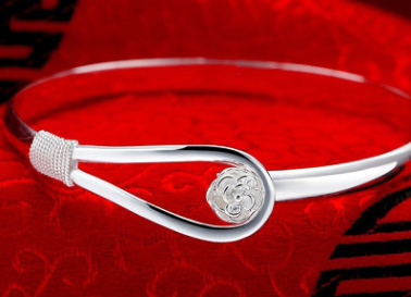 Bracelet en argent plaqué or avec motifs de fleurs de cerisier, bijou élégant et délicat.