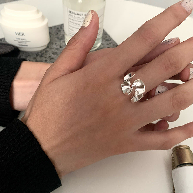 Bague élégante pour femme avec index, en acier inoxydable, portée sur le doigt, style moderne et chic.