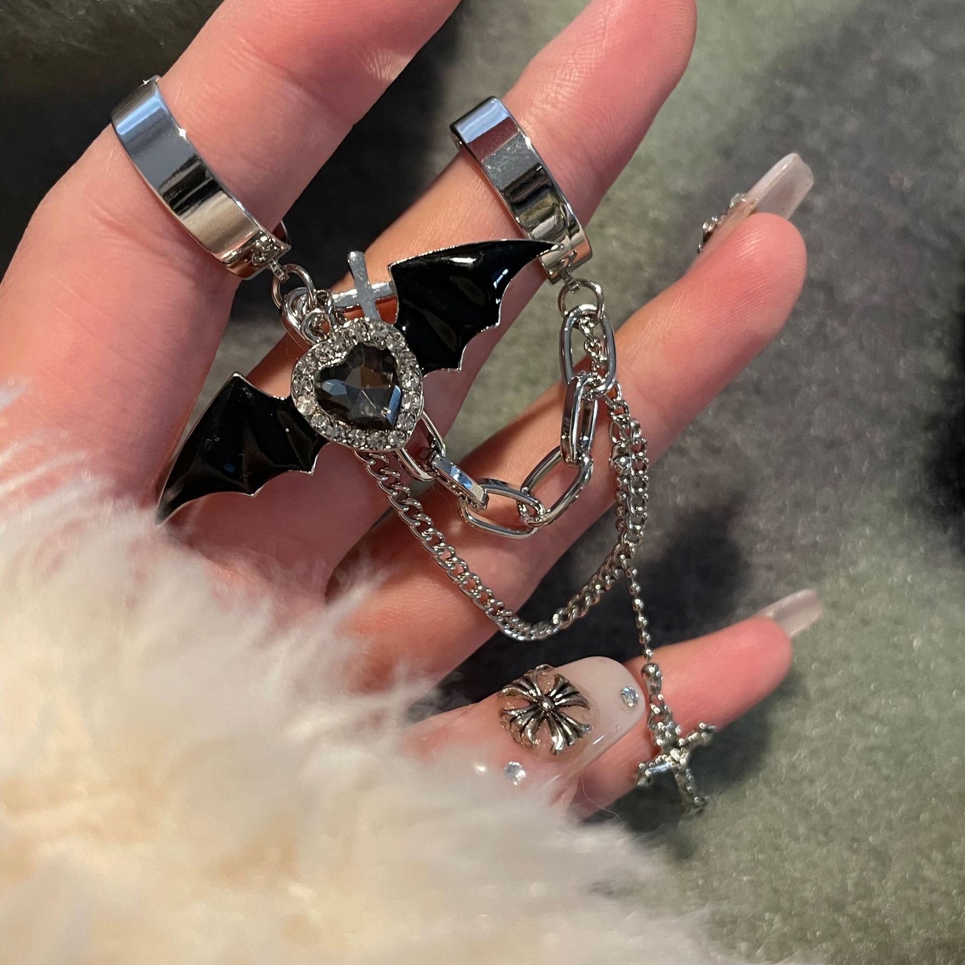 Bague pour femme avec pendentif en strass et motif amour, bijou élégant en or ou argent, style romantique et féminin.