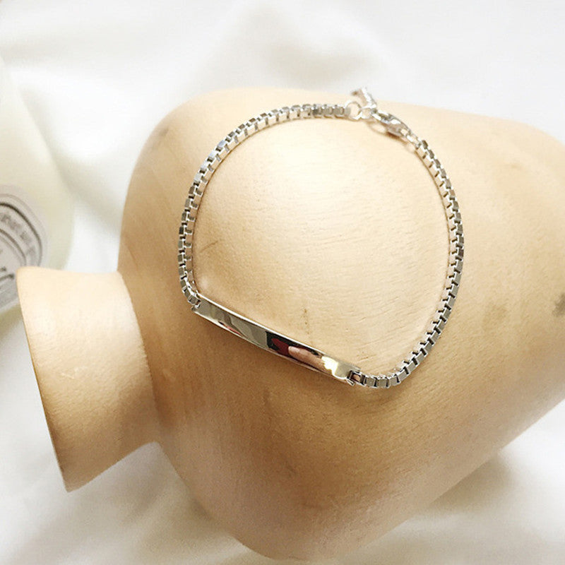 Bracelet en argent 925 pour femmes, chaîne minimaliste en boîte, bijou élégant et simple, porté au poignet.