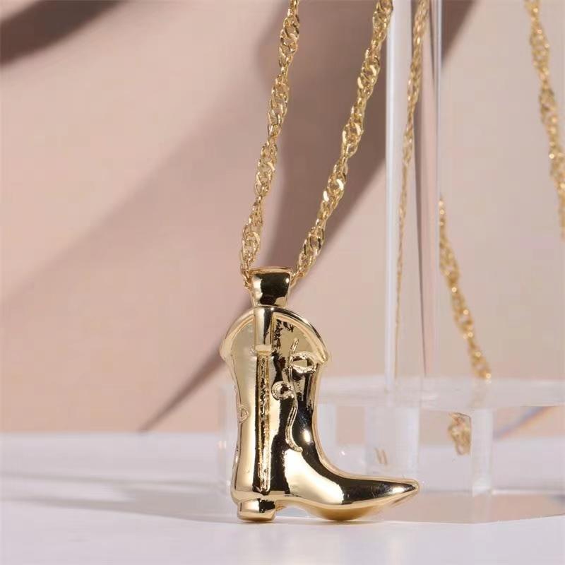 Collier pendentif en denim classique pour femmes, avec boucle en métal, porté en col rond sur un fond neutre.