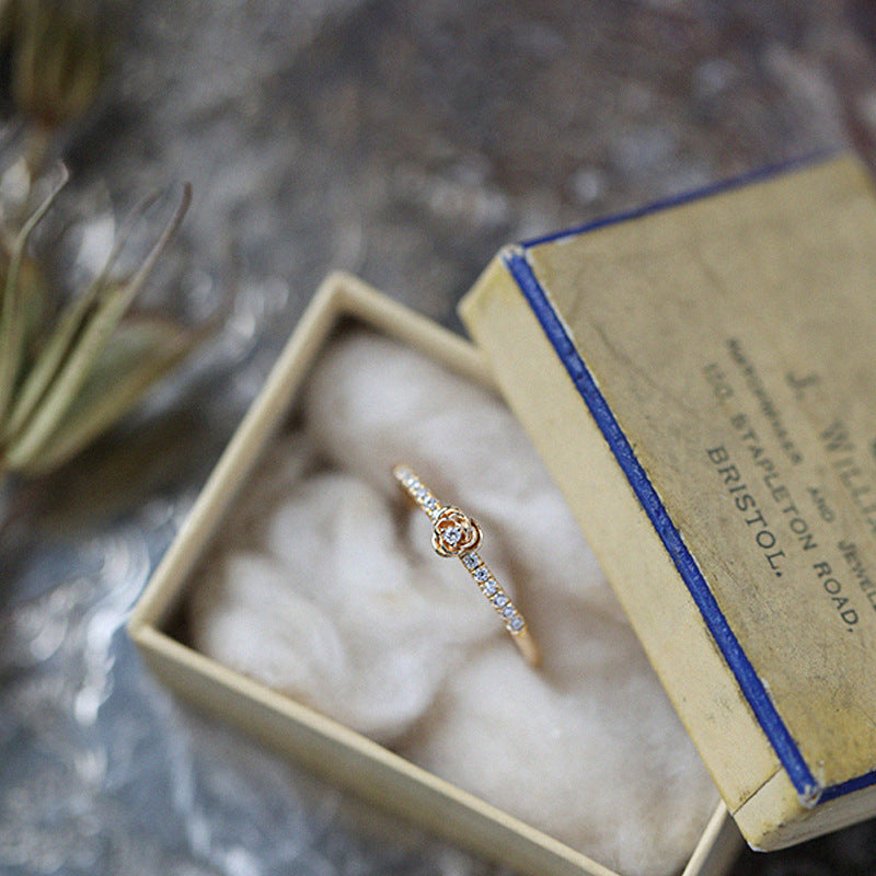 Anneau en argent sterling S925 avec design simple de rose, bijou élégant et délicat.