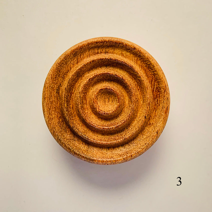Diffuseur d'huiles essentielles Amrita Court en bois de rose ou noyer noir, élégant et discret pour la décoration intérieure.