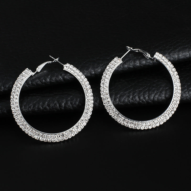 Boucles d'oreilles créoles rondes en cristal de luxe pour femmes, accessoires élégants de la marque Aura Scent.