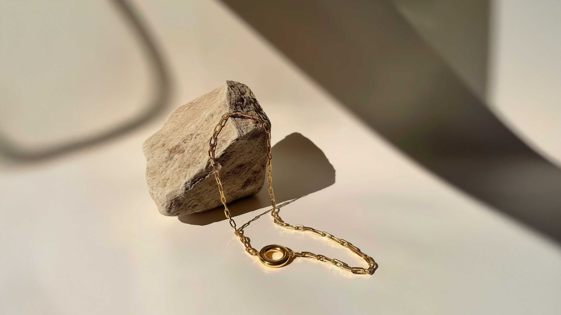 Bracelet en forme de clé avec motif animal, de la marque Aura Scent, présenté en bijouterie naturelle.