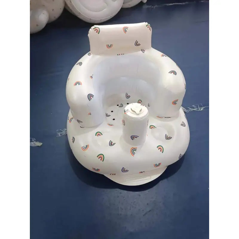Chaise gonflable pour bébé de Boutique Angenor, idéale pour repas et bain, avec siège rembourré et support sécurisé.