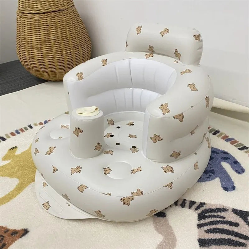 Chaise gonflable pour bébé de Boutique Angenor, adaptée pour repas et bain, avec siège confortable et sécurité intégrée.
