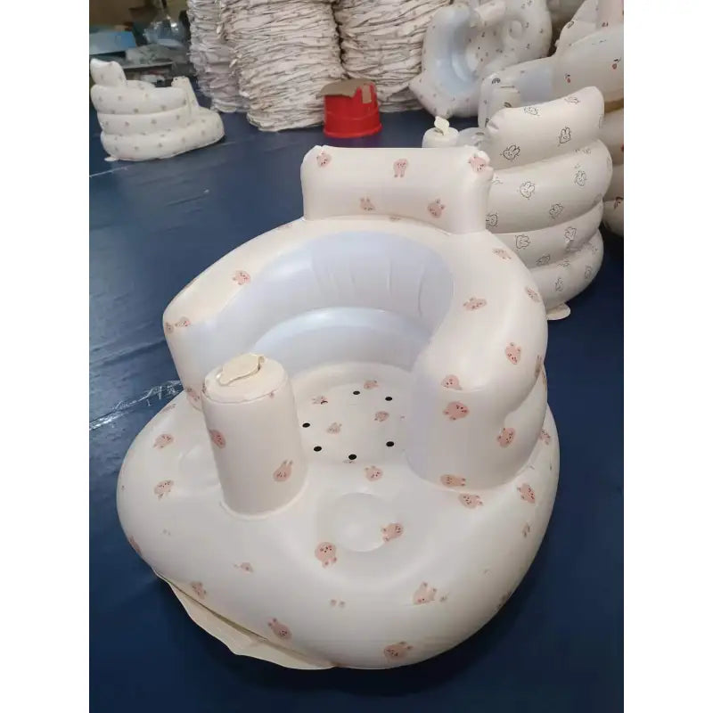 Chaise gonflable pour bébé de Boutique Angenor, idéale pour repas et bain, en tissu coloré avec support sécurisé pour bébé.