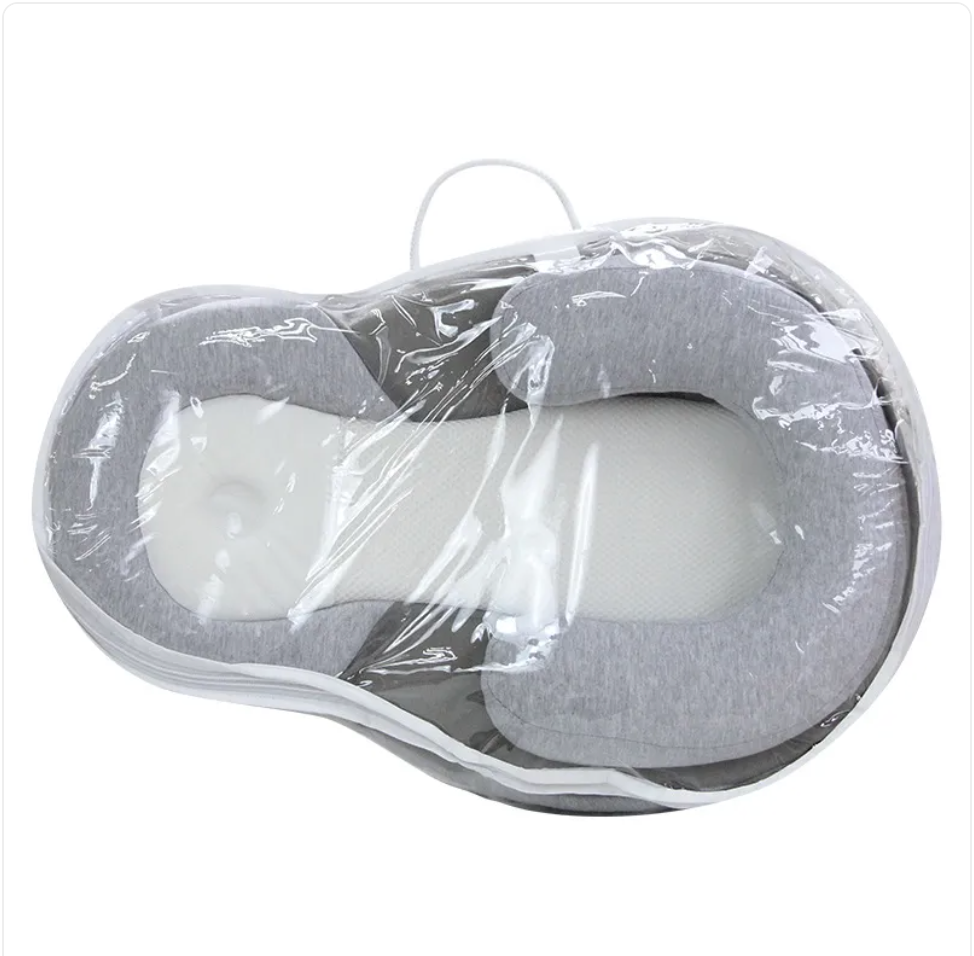 Oreiller anti-rejet de bébé de Boutique Angenor, doux et confortable pour soutenir la tête de bébé lors du sommeil.