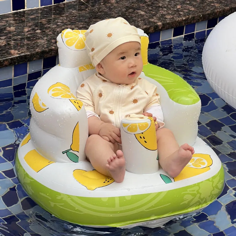 Chaise gonflable pour bébé de Boutique Angenor, idéale pour repas et bain, avec siège rembourré et support sécurisé pour bébé.