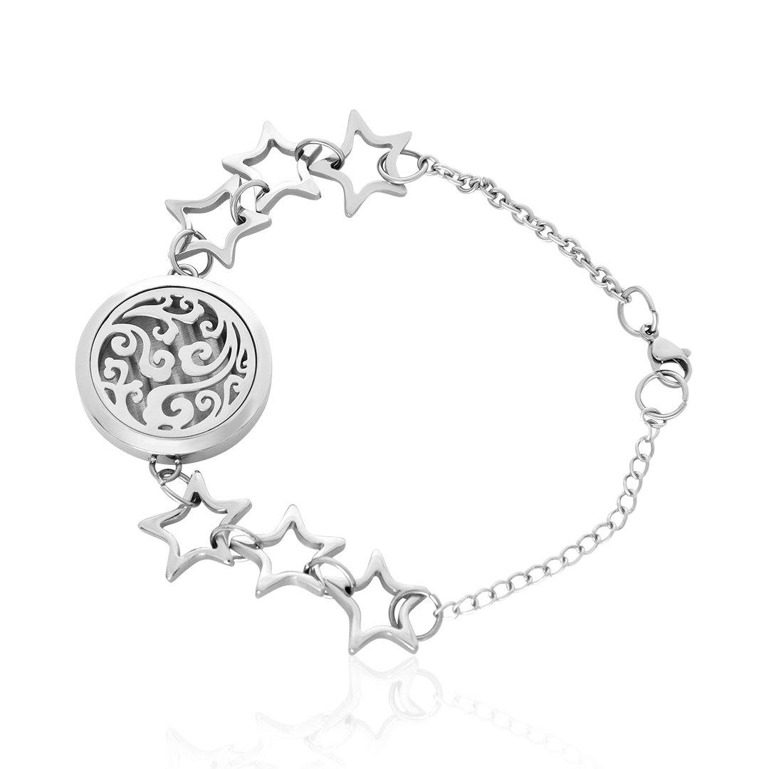 Bracelet Stars and Swirls Aura Scent FBR038SR avec motifs étoilés et tourbillons en métal argenté, porté sur le poignet.