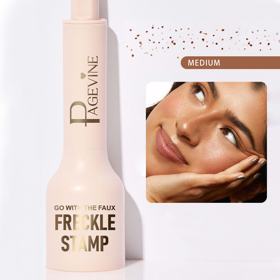Stylo tampon pour taches de rousseur de la marque Aura Scent, maquillage naturel et tendance, visible en image.