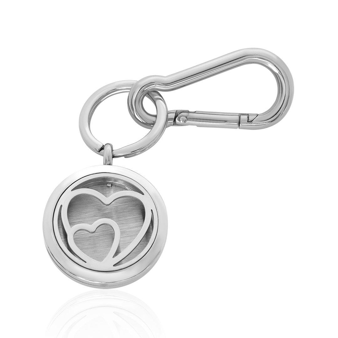 Embrayage de clés en forme de cœur d'Aura Scent avec un pendentif à serrure, en métal argenté, visible en détail.