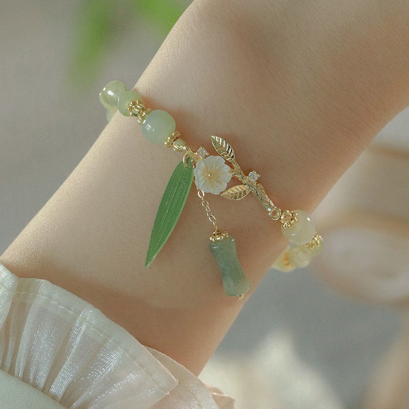 Bracelet traditionnel en bambou chinois de la marque Aura Scent, montrant des perles de bambou naturelles et un design élégant
