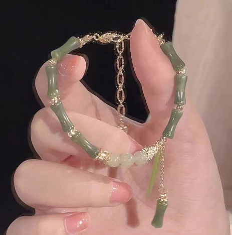 Bracelet traditionnel en bambou chinois de la marque Aura Scent, avec des perles en bambou naturel et un design élégant.