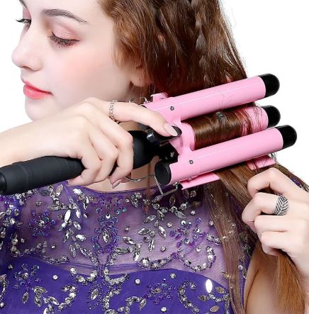Fer à boucler Aura Scent avec triple barreaux pour des ondulations parfaites et durables, vue en gros plan.