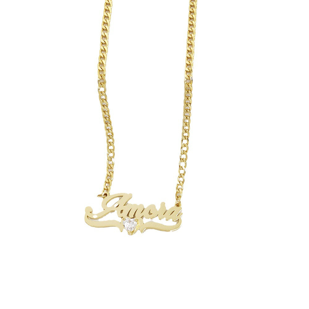 Collier personnalisé DIY avec nom, cœur en pierre de naissance, bijou en argent de Boutique Angenor, vue en gros plan.