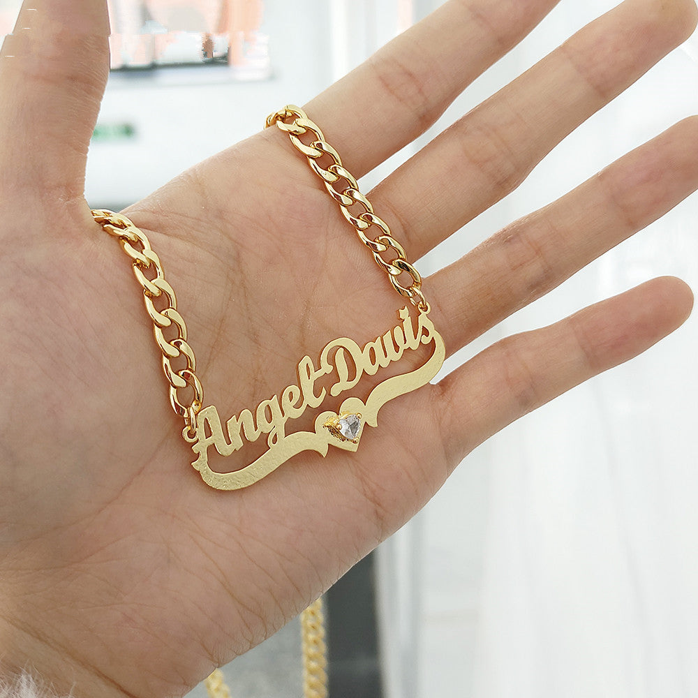 Collier personnalisé avec prénom en DIY et pierre de naissance en forme de cœur, bijou élégant de la marque Boutique Angenor.
