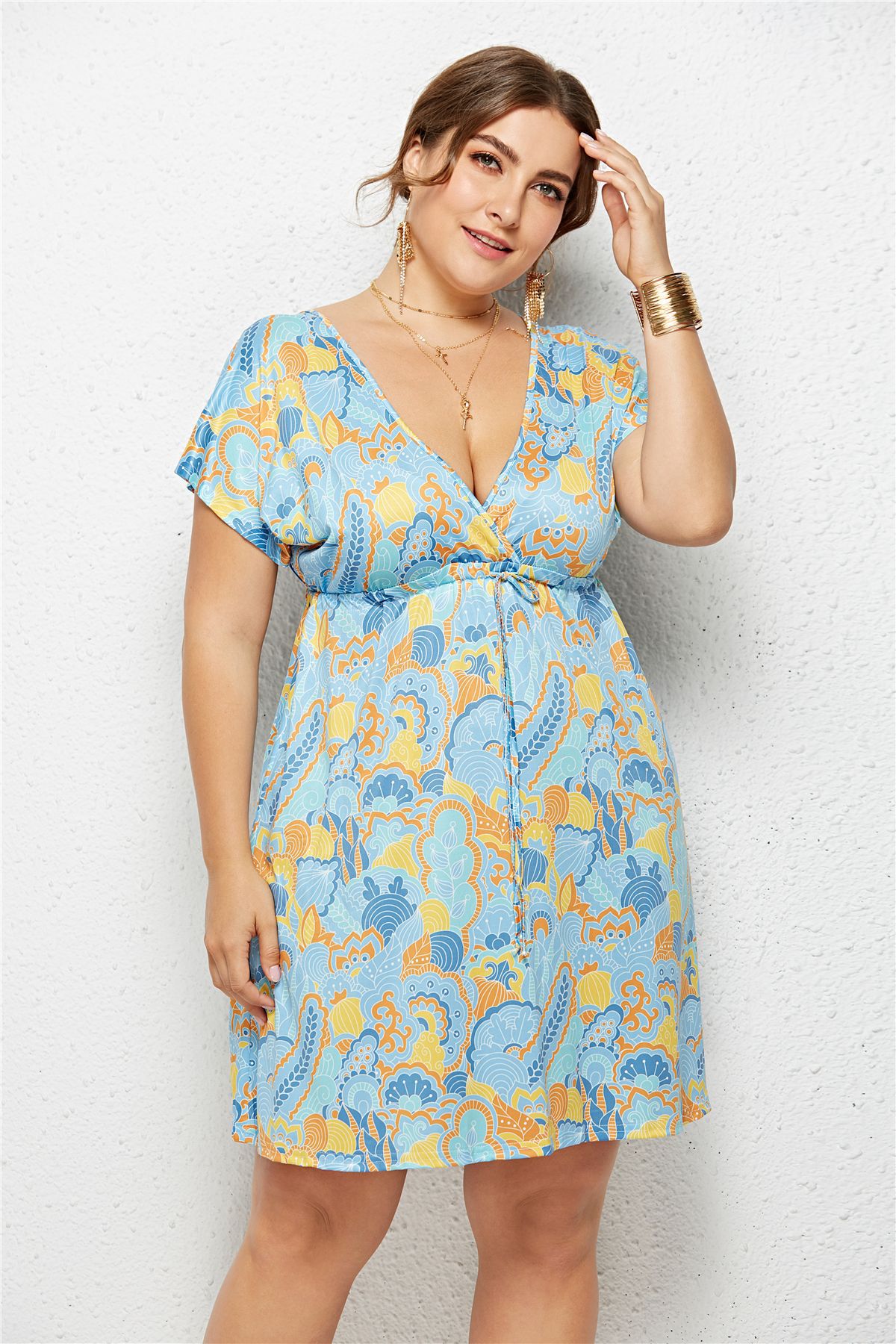 Robe à col en V imprimée avec taille élastique, style élégant, de la marque Boutique Angenor, vue de face.